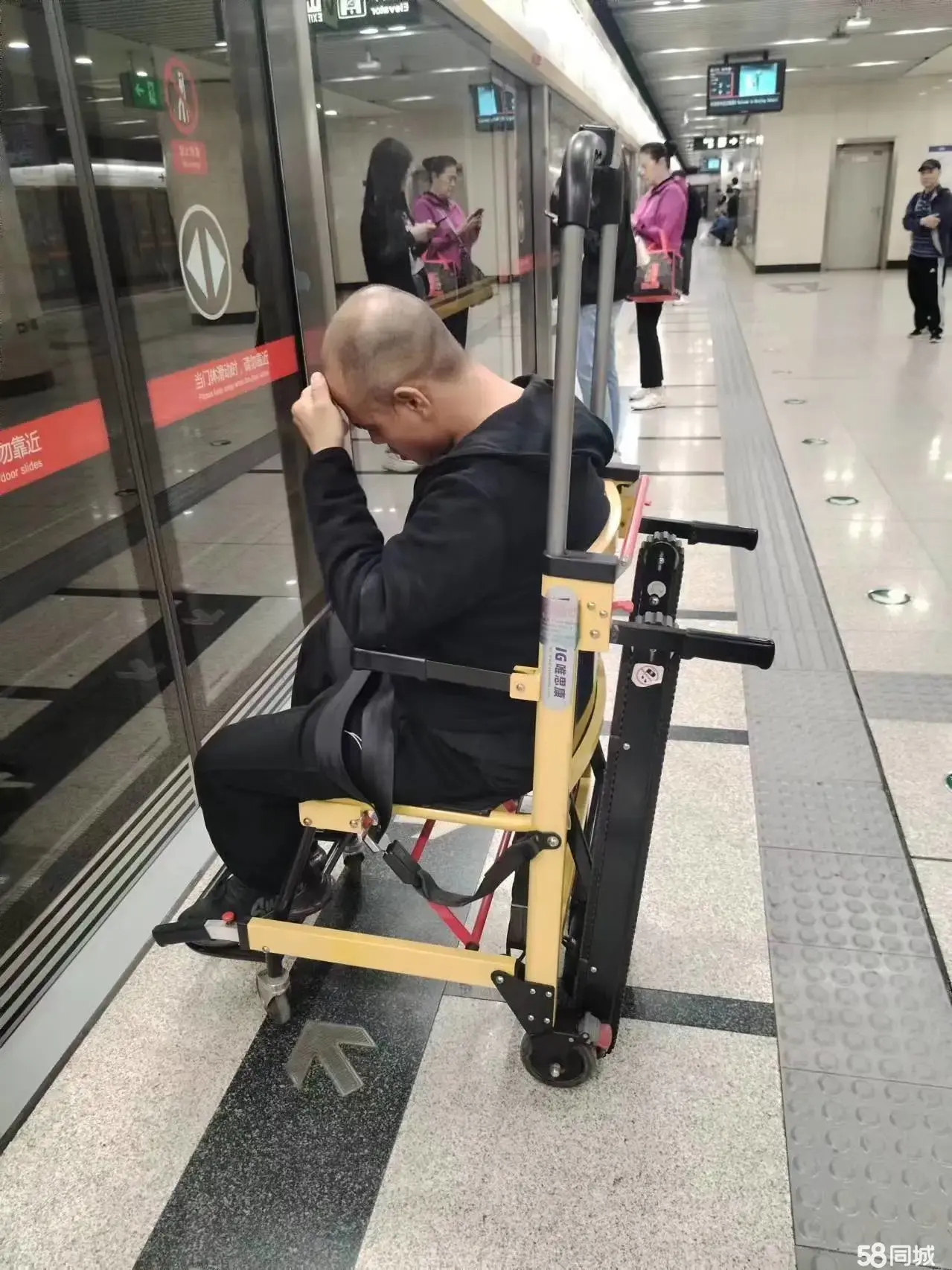 宠物利康汽车福祉座椅量身定制副驾驶旋转座椅商务车升降扶持座椅